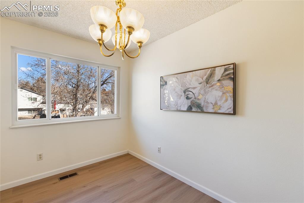 Image 14 of 40: Dining Area