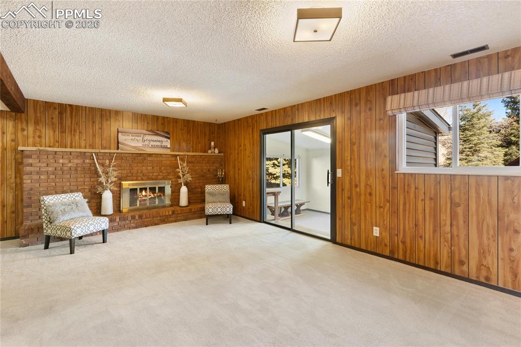 Image 15 of 40: Sitting Room