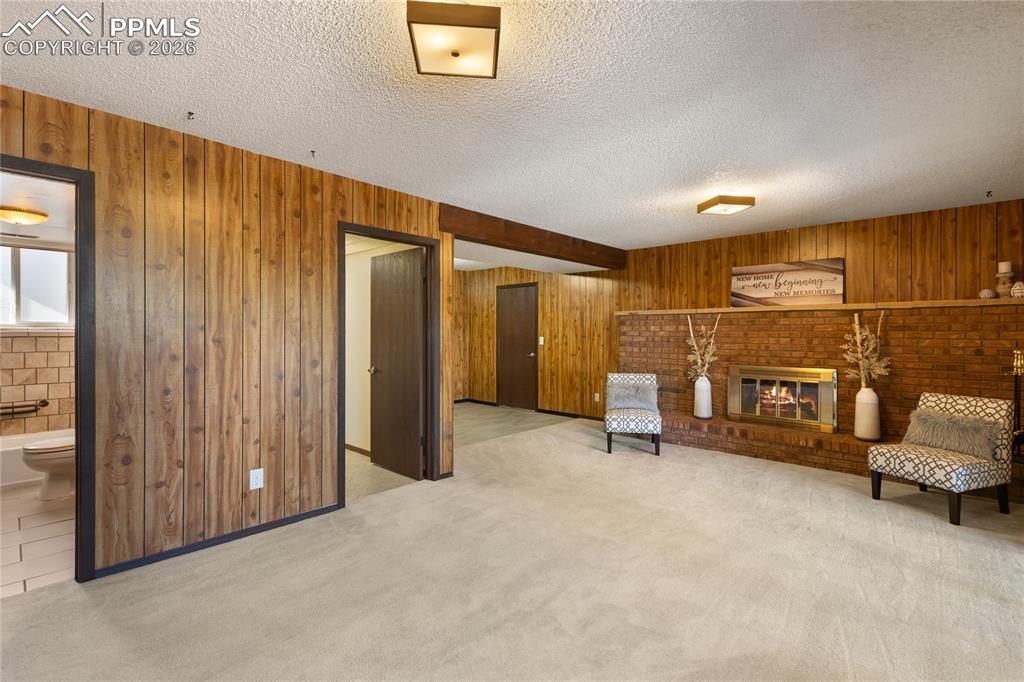 Image 17 of 40: Sitting Room