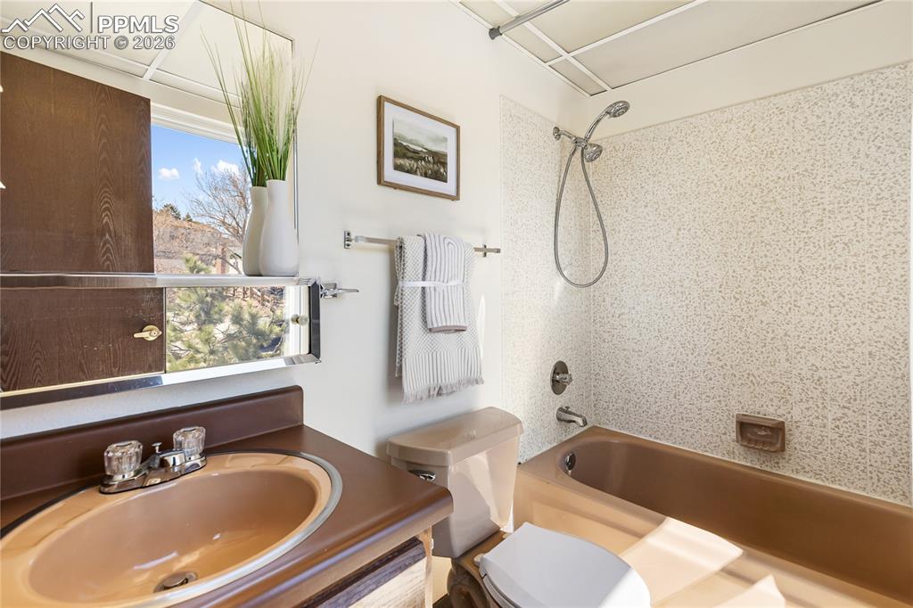 Image 24 of 40: Bathroom