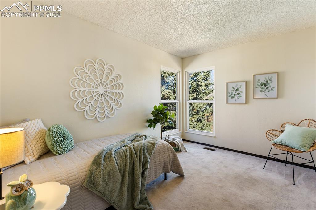 Image 25 of 40: Bedroom