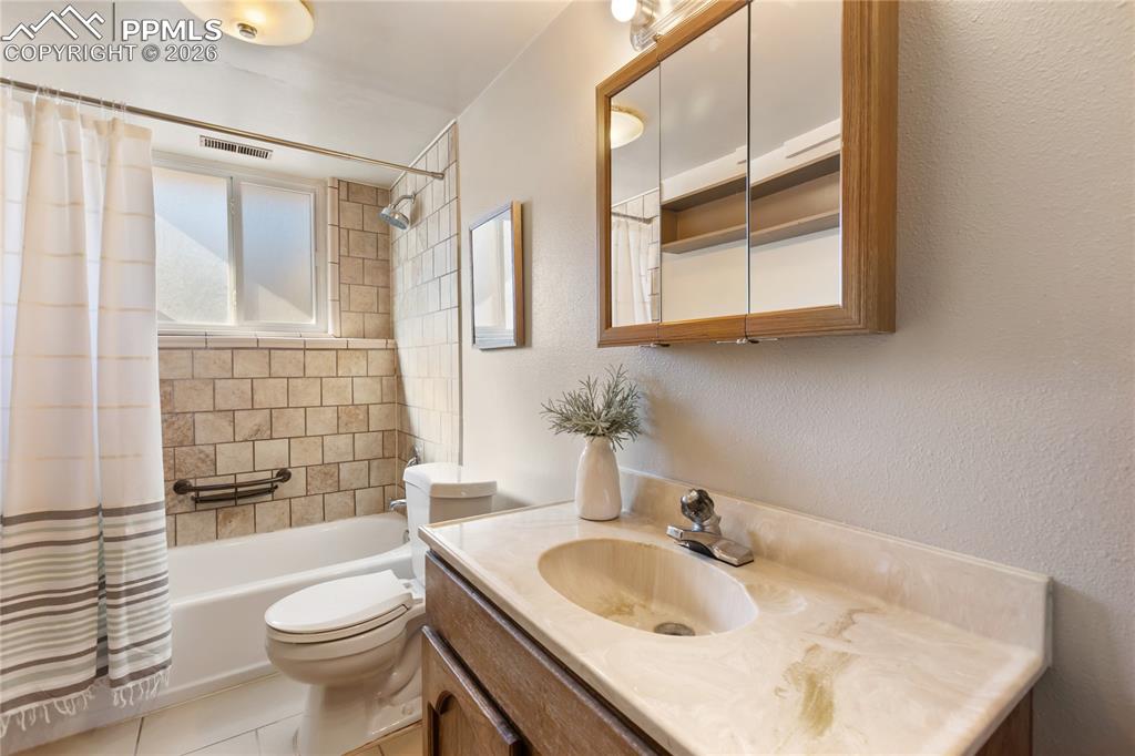 Image 27 of 40: Bathroom