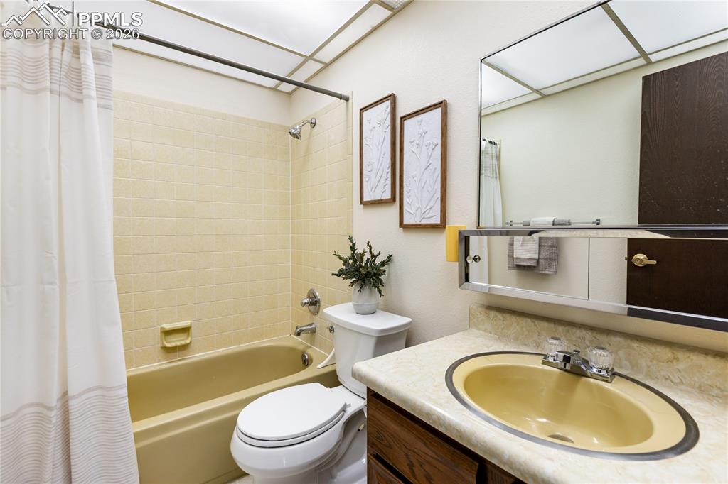 Image 34 of 40: Bathroom