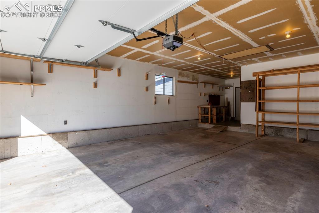 Image 38 of 40: Garage