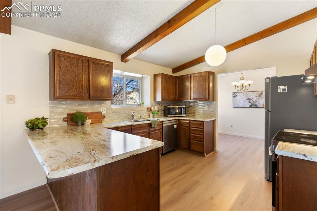 Image 9 of 40: Kitchen