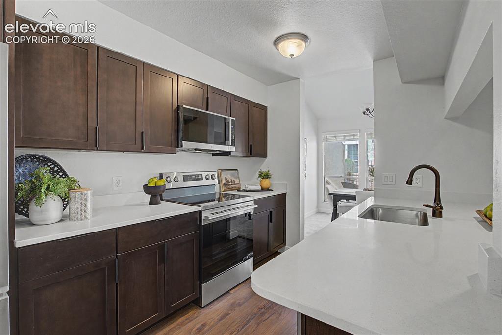 Image 16 of 29: Kitchen