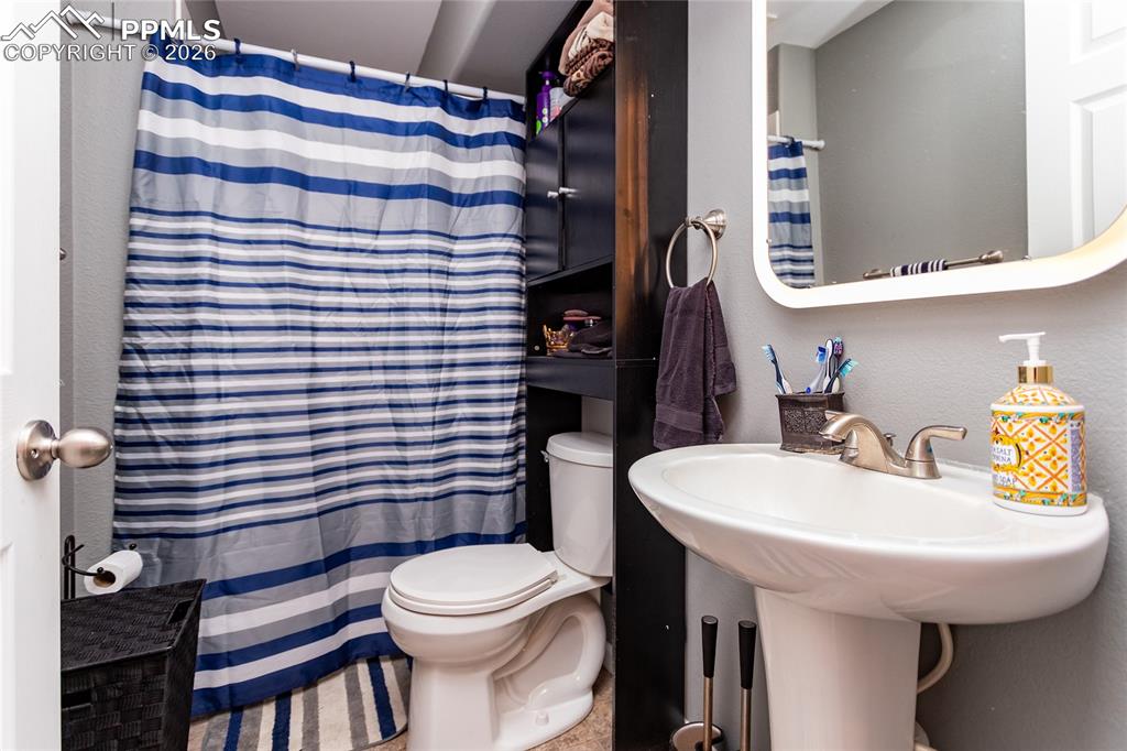 Image 34 of 46: Bathroom