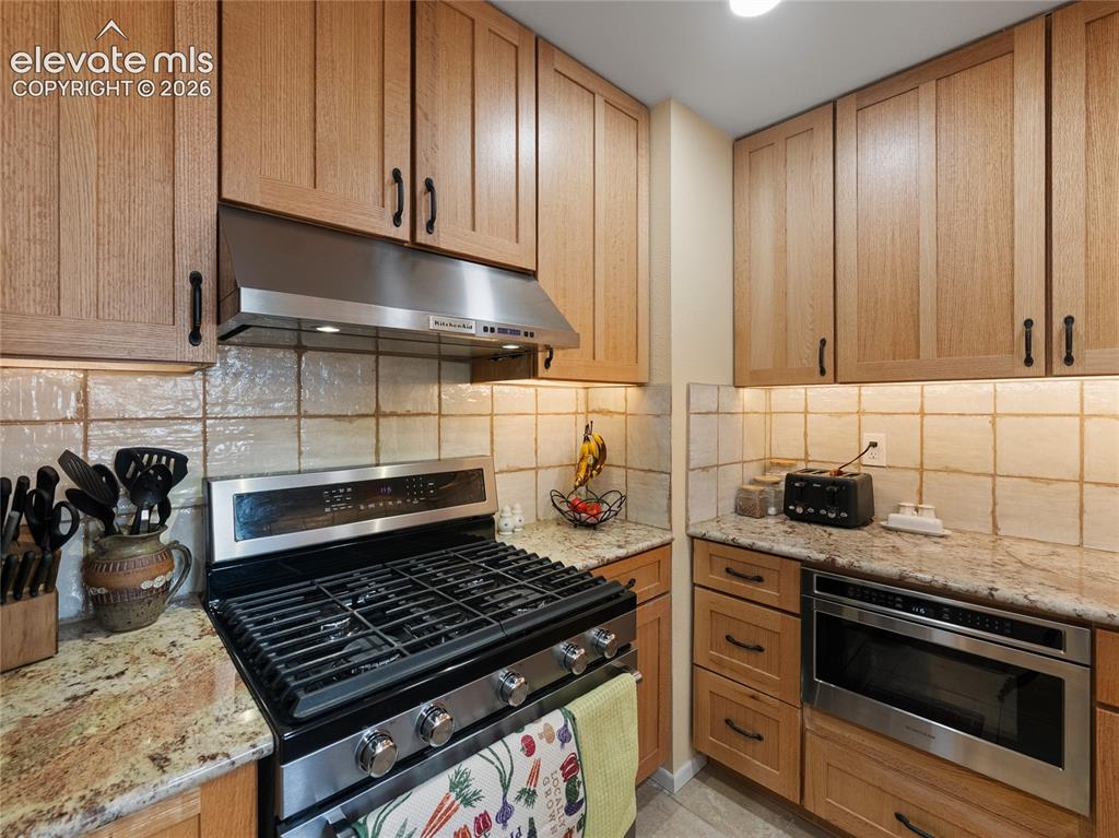 Image 11 of 31: Kitchen