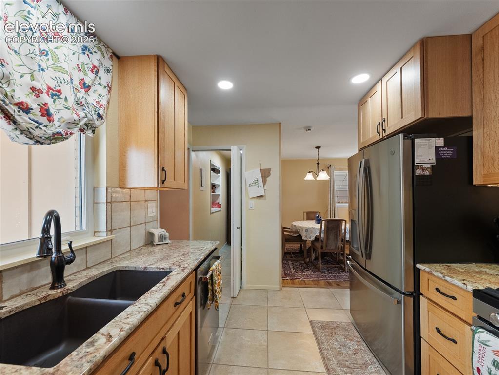 Image 13 of 31: Kitchen