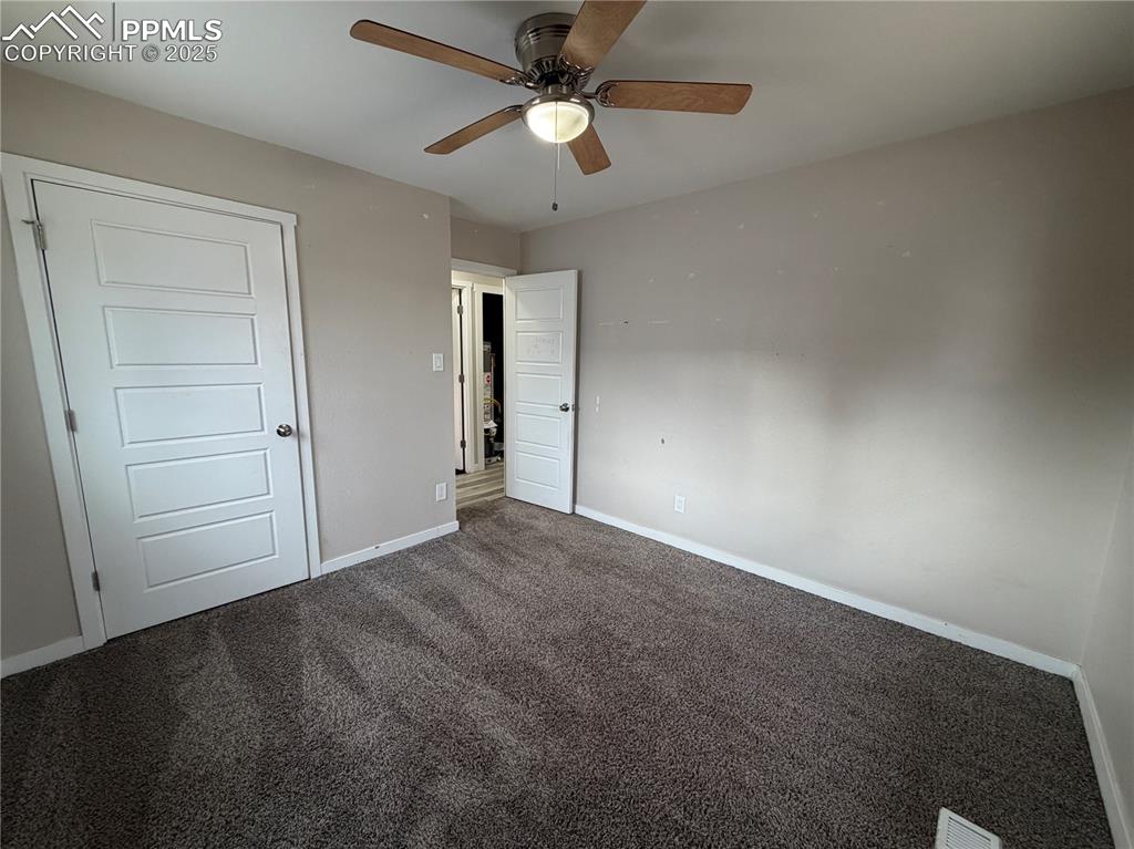 Image 14 of 17: Bedroom