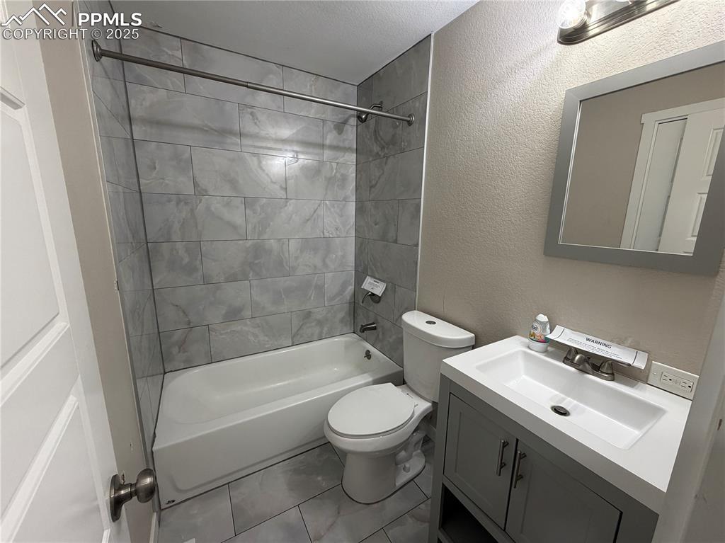 Image 17 of 17: Bathroom