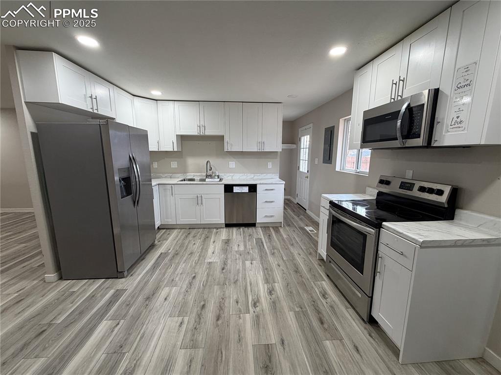 Image 2 of 17: Kitchen