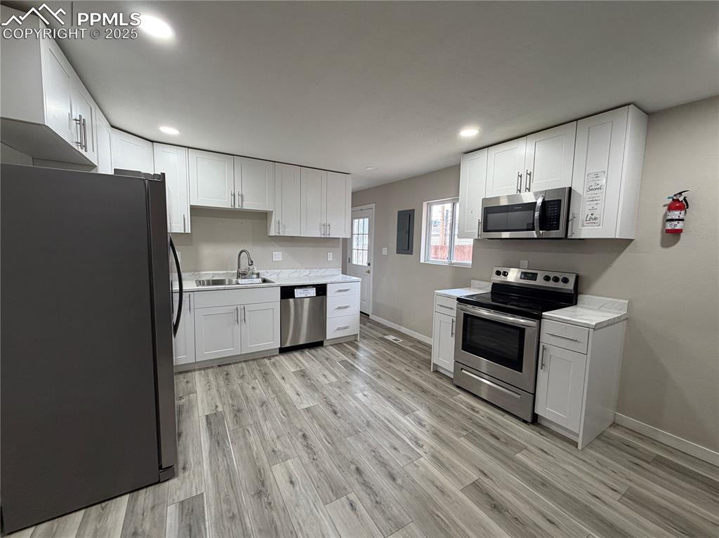 Image 8 of 17: Kitchen