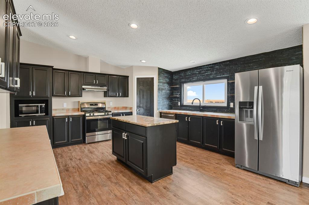 Image 10 of 40: Kitchen
