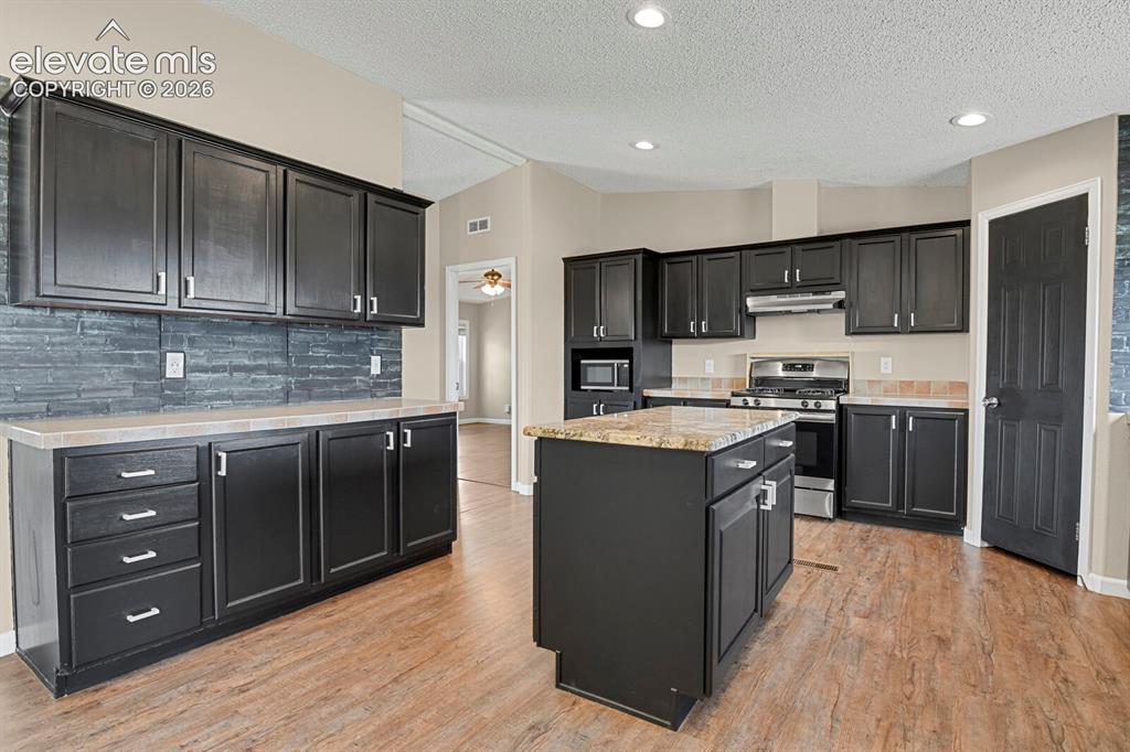 Image 11 of 40: Kitchen