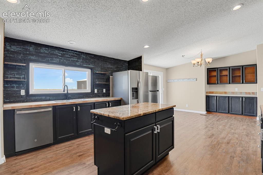 Image 12 of 40: Kitchen