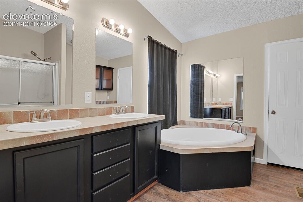 Image 17 of 40: Bathroom