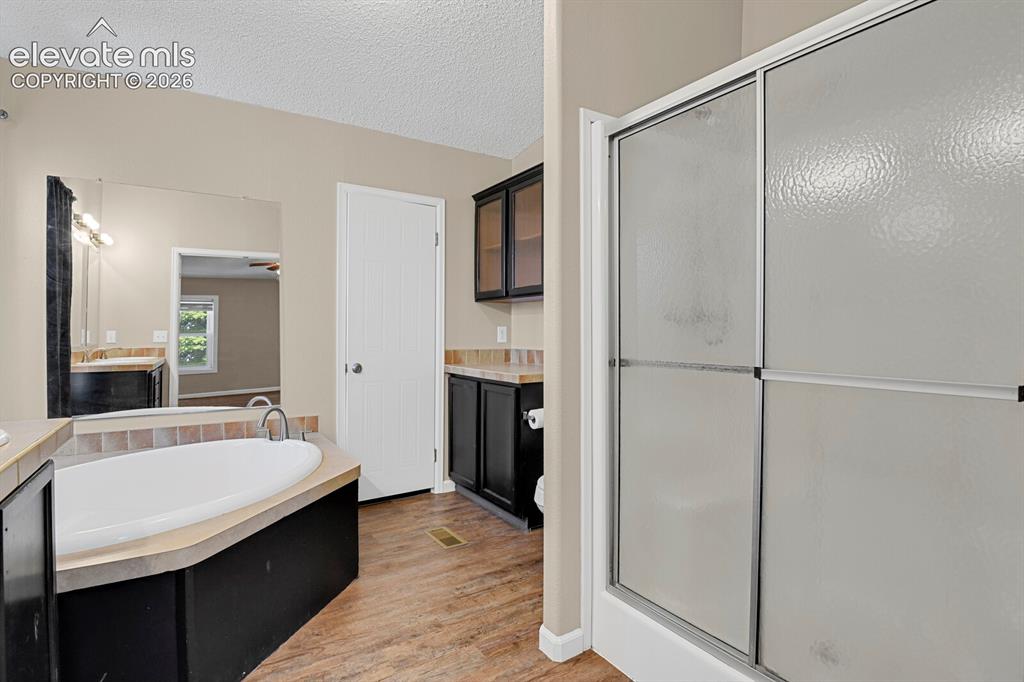 Image 18 of 40: Bathroom