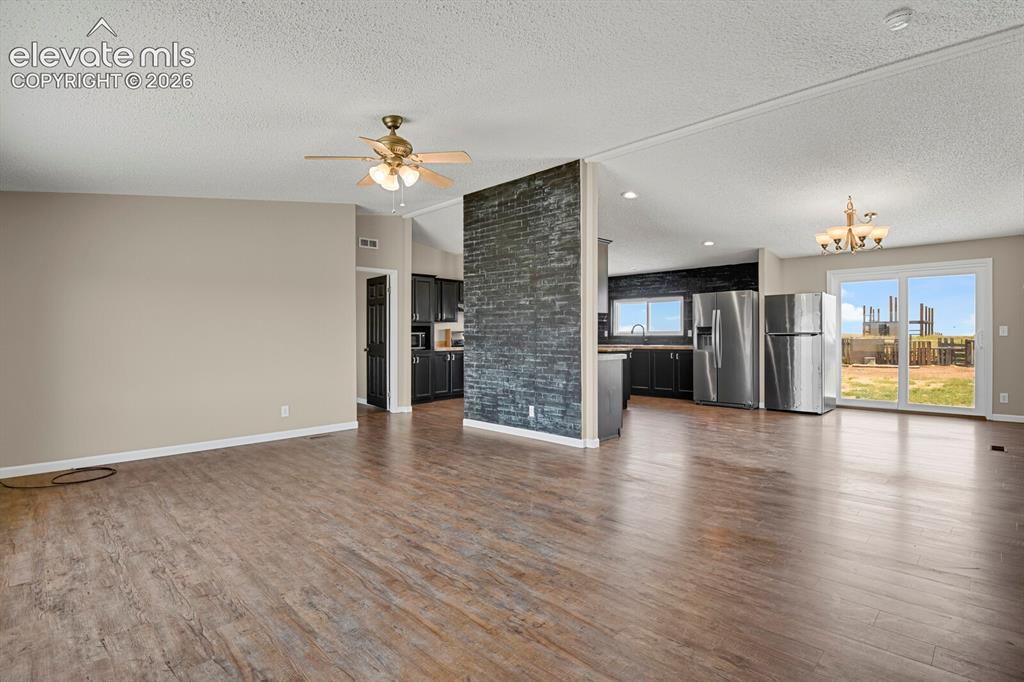 Image 5 of 40: Living Room
