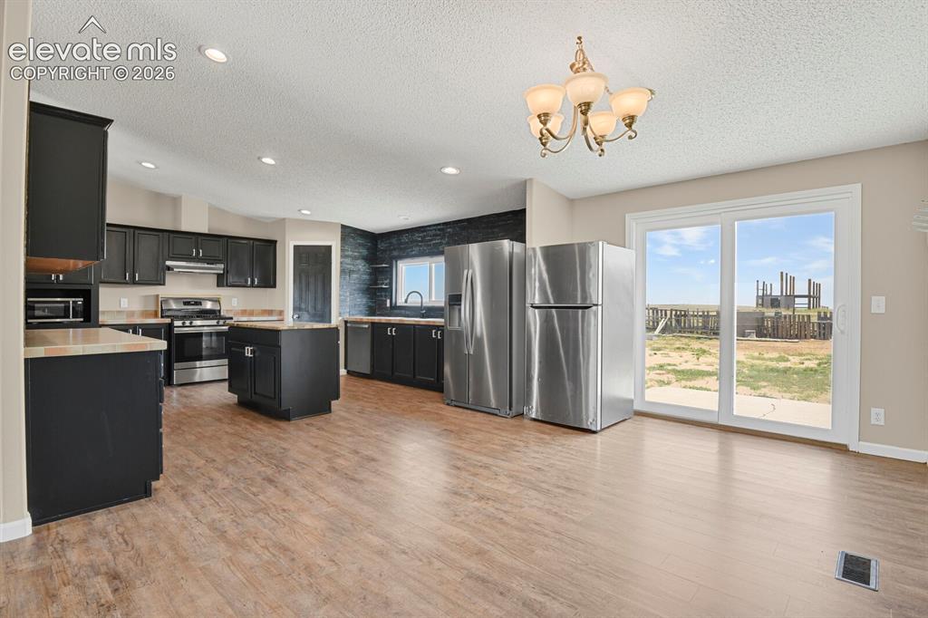 Image 8 of 40: Kitchen