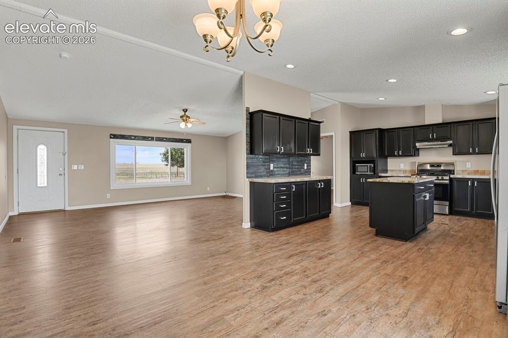 Image 9 of 40: Kitchen
