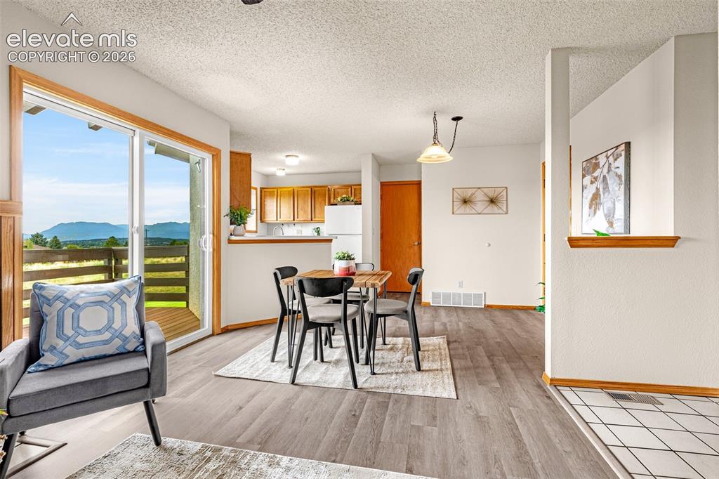 Image 12 of 42: Dining Area