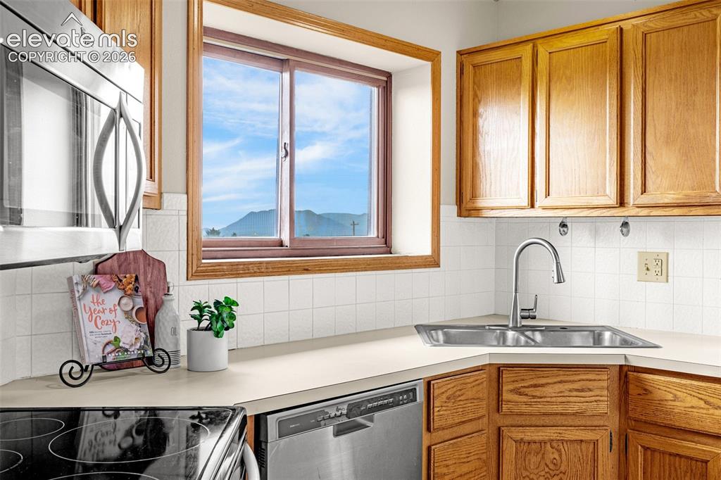 Image 13 of 42: Kitchen