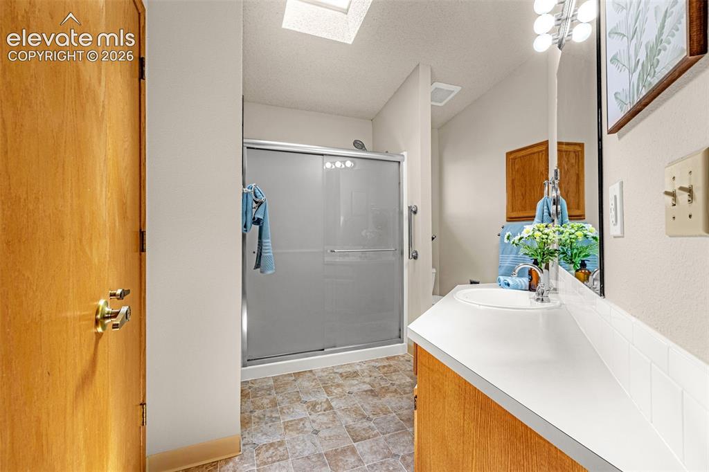 Image 16 of 42: Bathroom