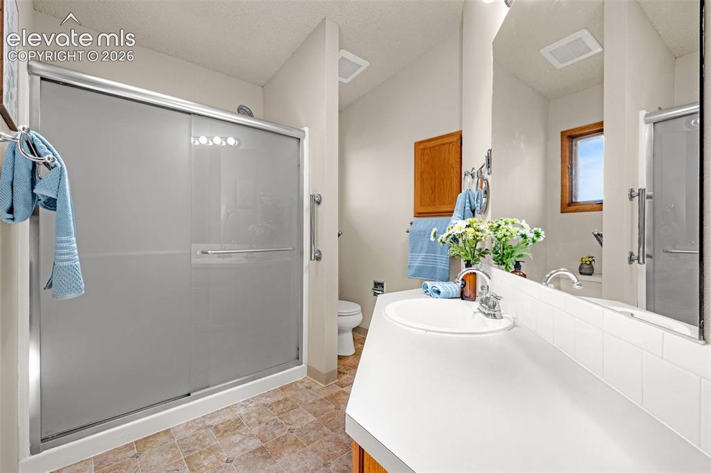 Image 17 of 42: Bathroom