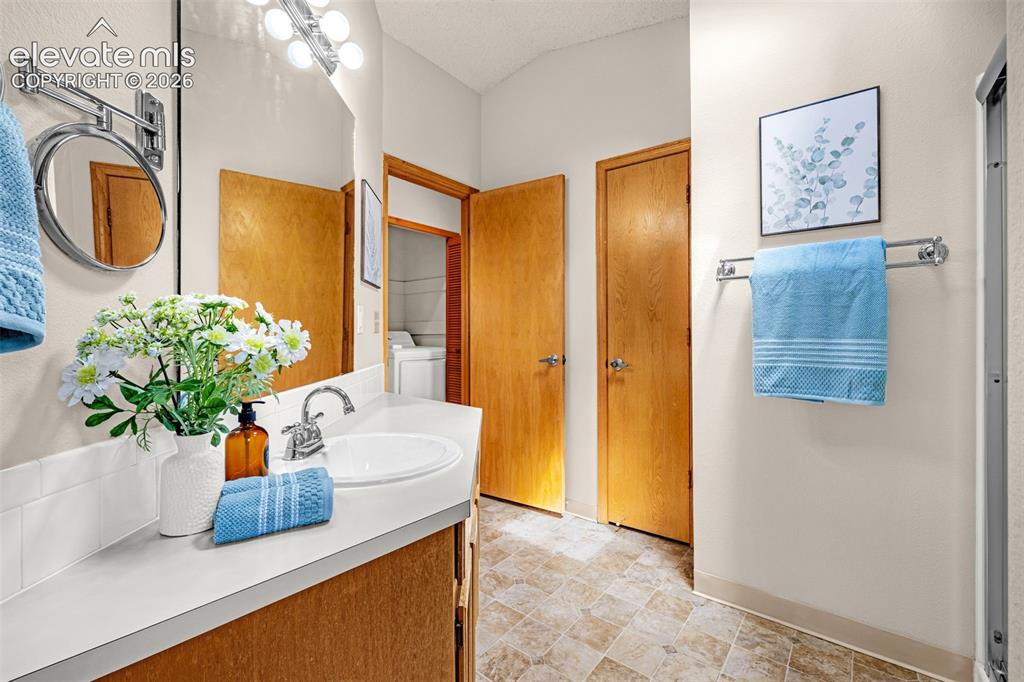 Image 18 of 42: Bathroom