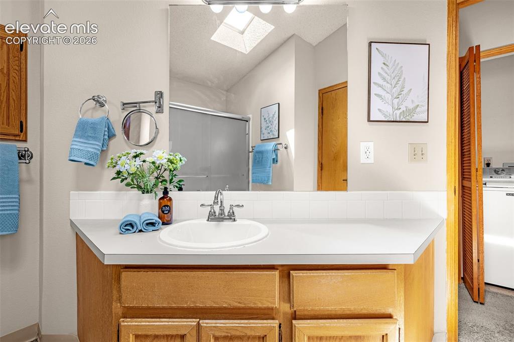 Image 19 of 42: Bathroom