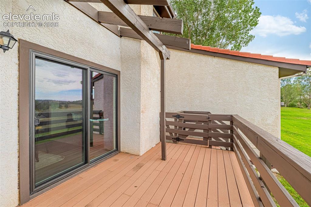 Image 29 of 42: Deck