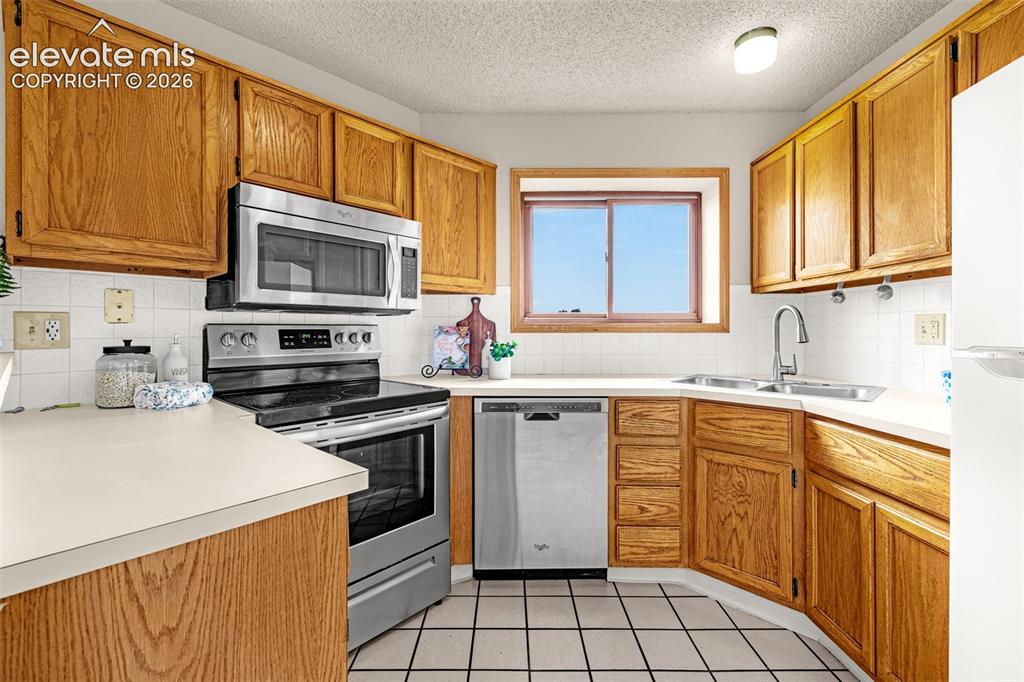 Image 6 of 42: Kitchen