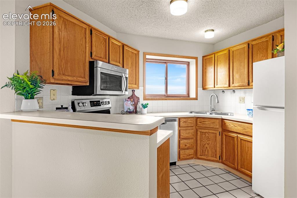 Image 7 of 42: Kitchen
