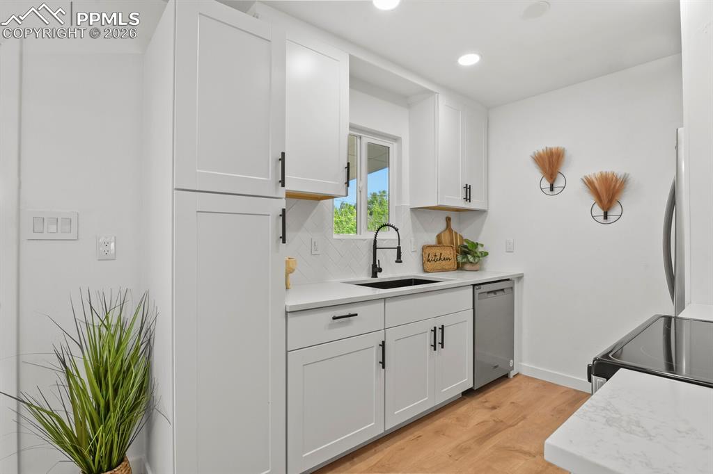 Image 10 of 27: Kitchen