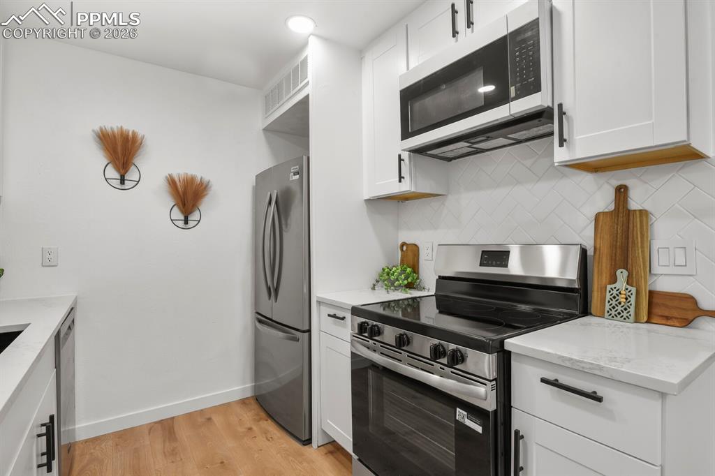 Image 11 of 27: Kitchen