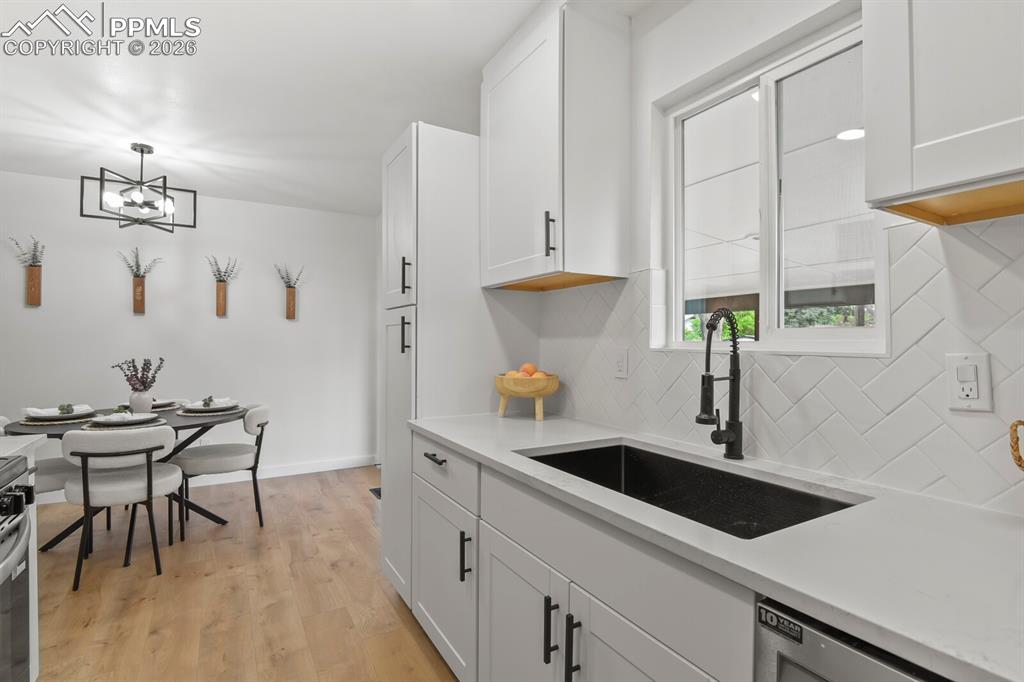 Image 12 of 27: Kitchen