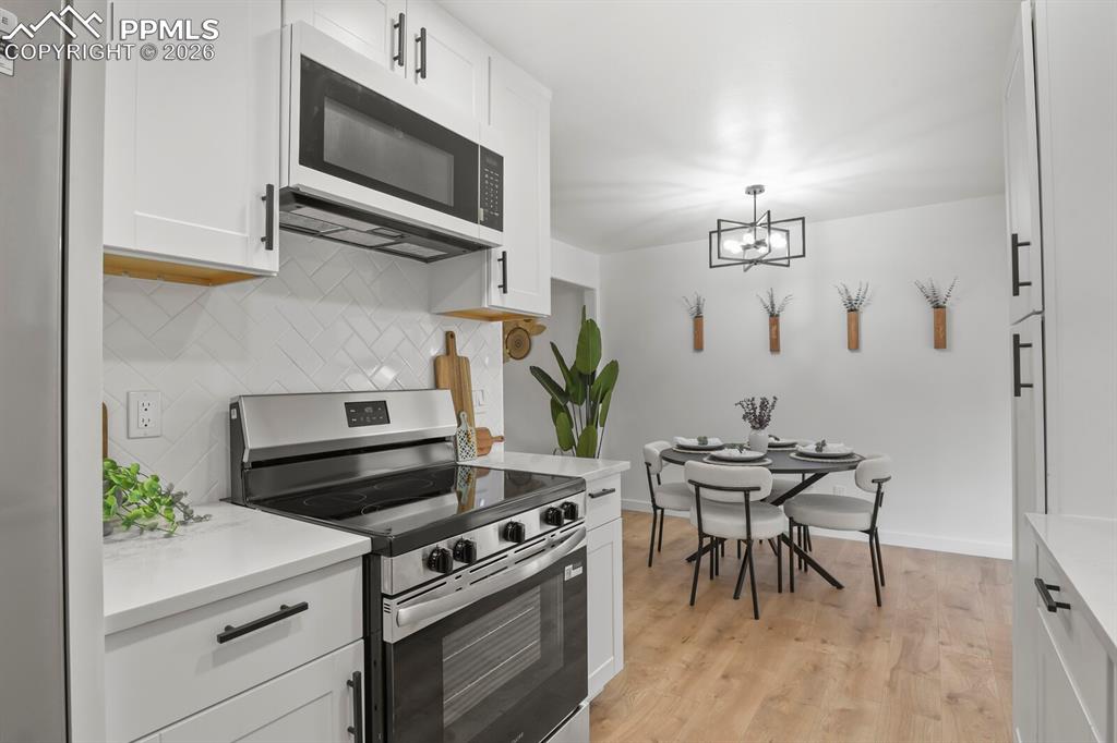 Image 13 of 27: Kitchen