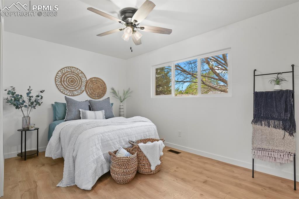 Image 14 of 27: Bedroom