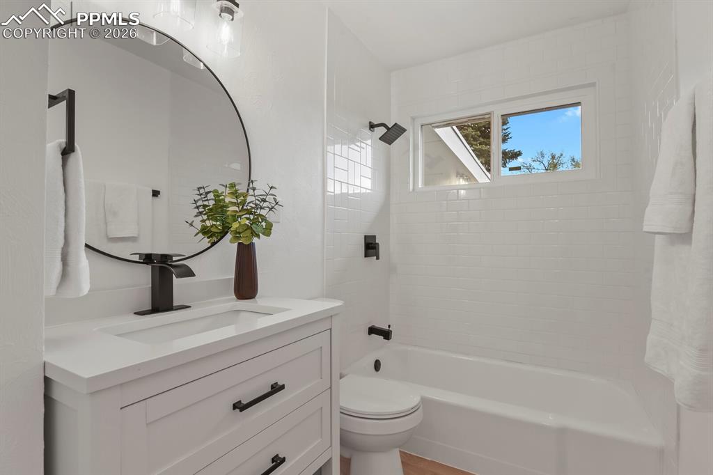 Image 16 of 27: Bathroom