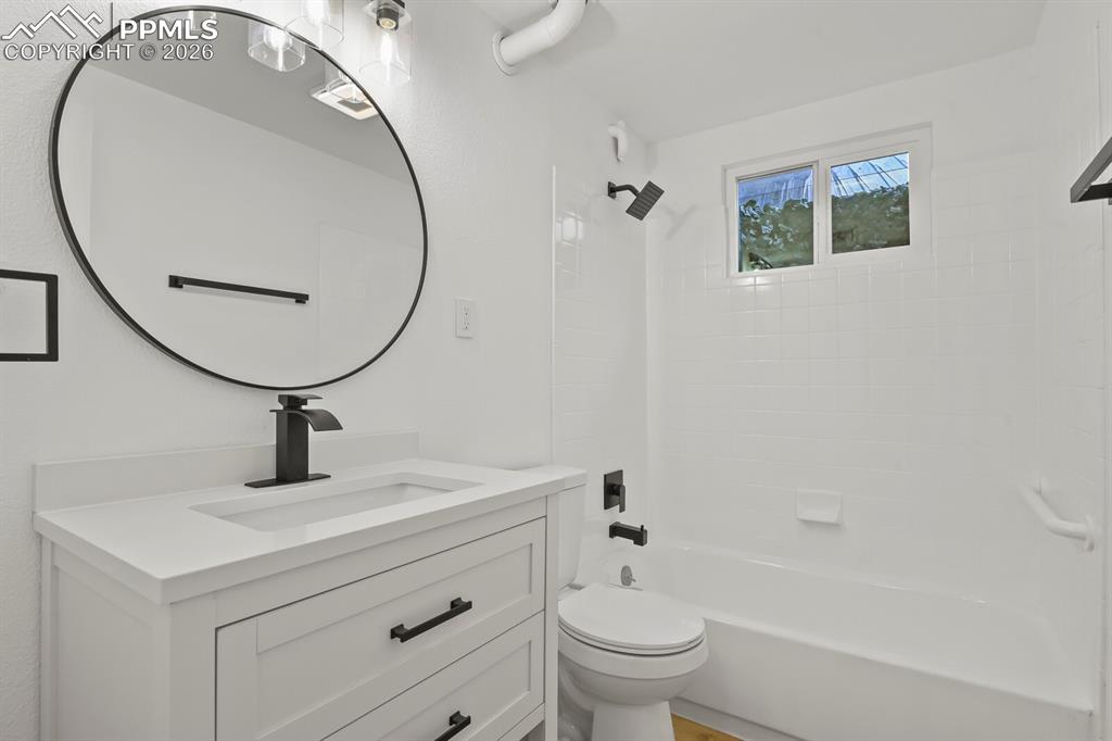 Image 22 of 27: Bathroom