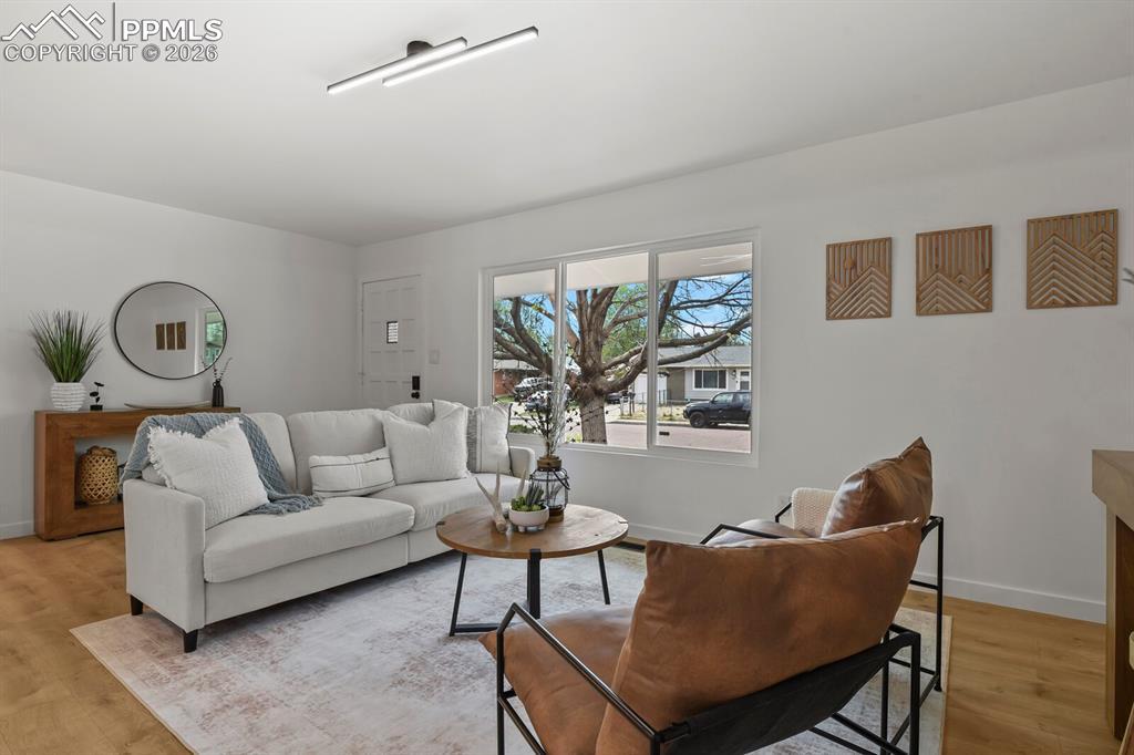 Image 6 of 27: Living Room