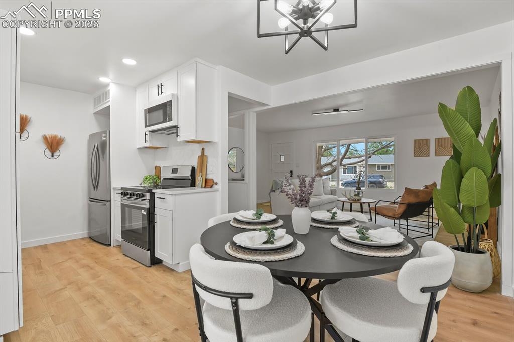 Image 9 of 27: Dining Area