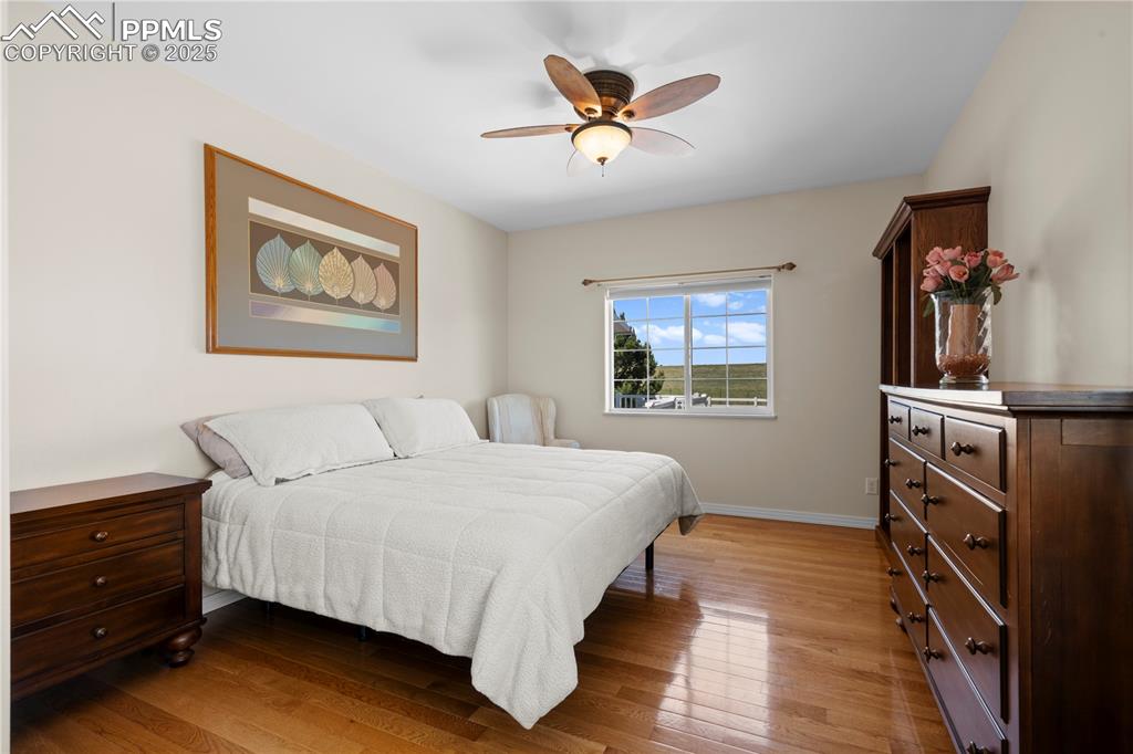 Image 19 of 45: apartment bedroom
