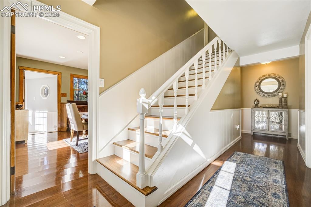 Image 4 of 50: Entryway/Foyer 