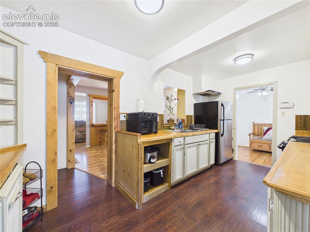 Image 10 of 45: Kitchen