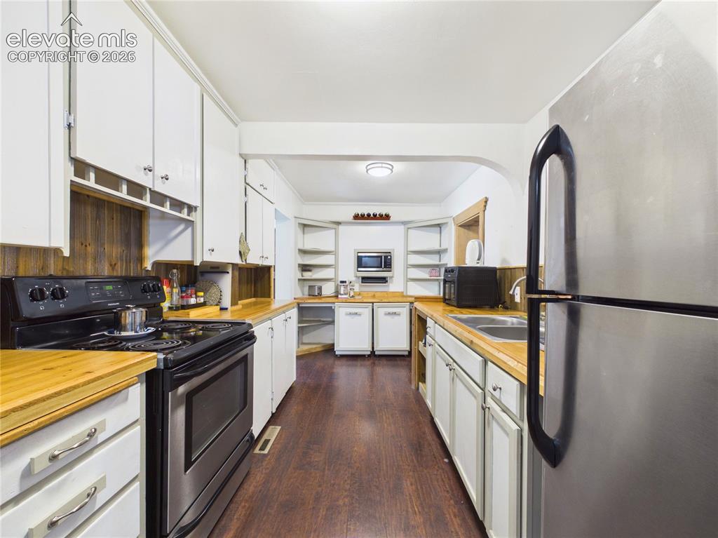 Image 7 of 45: Kitchen