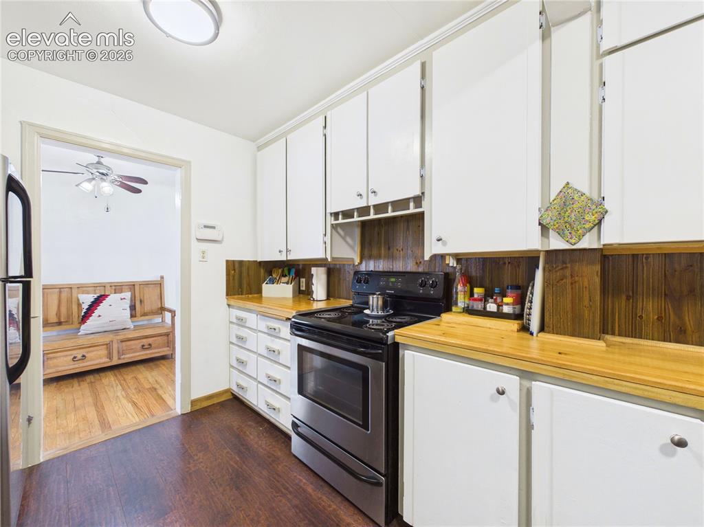 Image 9 of 45: Kitchen