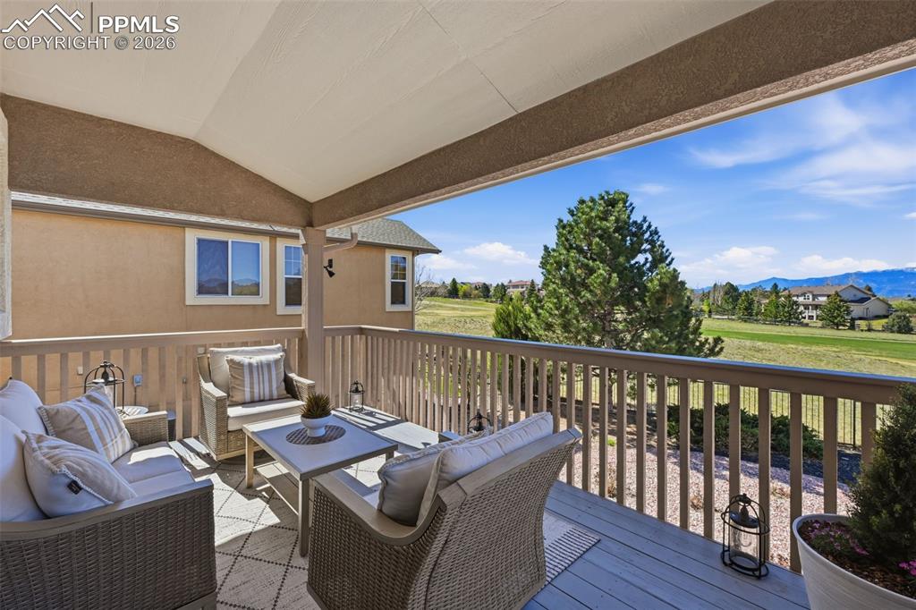 Image 19 of 50: Deck