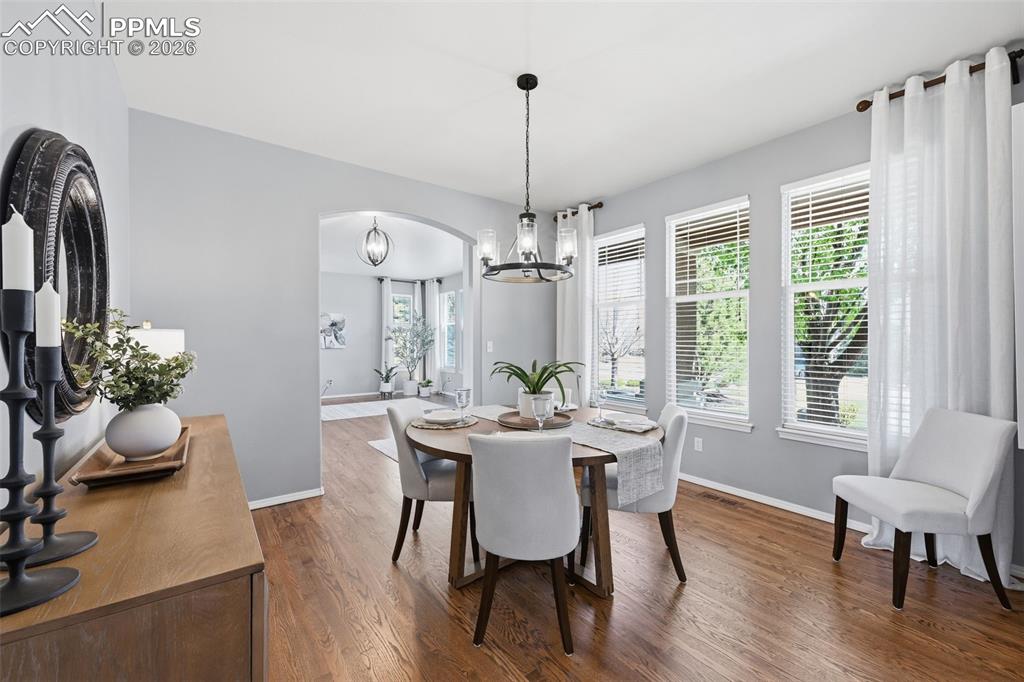 Image 8 of 50: Dining Area